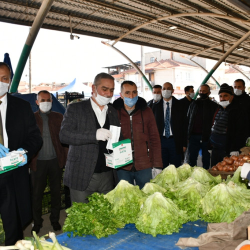 BAŞKAN USTA PAZARYERİNDE MASKE DAĞITIMI VE ÇORBA İKRAMINDA BULUNDU