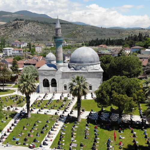 CORANA VİRÜS ENGELİ SONRASI İLK CUMA NAMAZI YEŞİL CAMİDE KILINDI