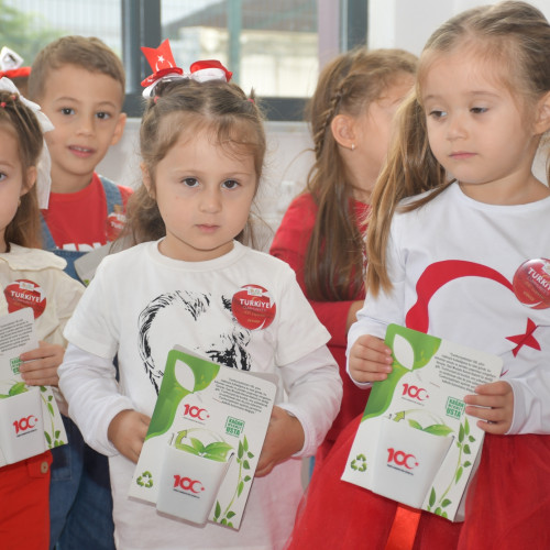 BAŞKAN USTA’DAN 100. YILDA TÜM ÖĞRENCİLERE ANLAMLI HEDİYE