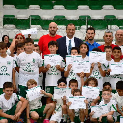 İZNİKSPOR YAZ FUTBOL OKULUNDA SERTİFİKA HEYECANI