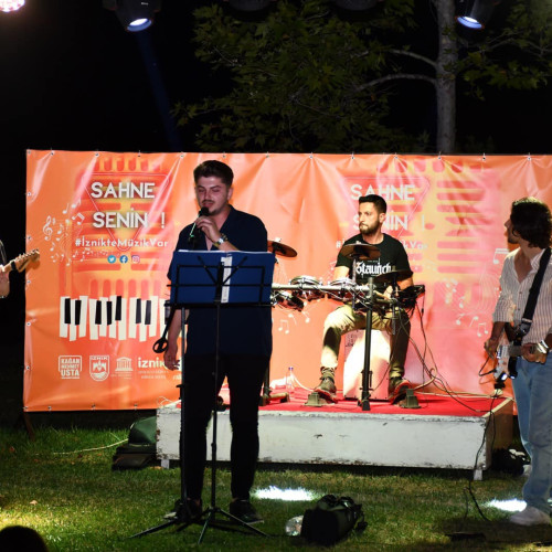 İZNİK’TE SAHNE GENÇLERİN