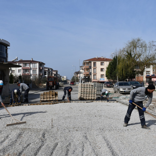 İZNİK’TE KİLİTLİ PARKE TAŞI DÖŞEME ÇALIŞMALARI DEVAM EDİYOR