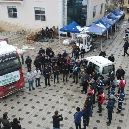 İZNİK’TEN DEPREM BÖLGESİNE 20 TIR YARDIM MALZEMESİ