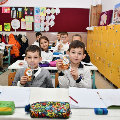 BAŞKAN USTA’DAN ÖĞRENCİLERE YERLİ MALI HAFTASI HEDİYESİ