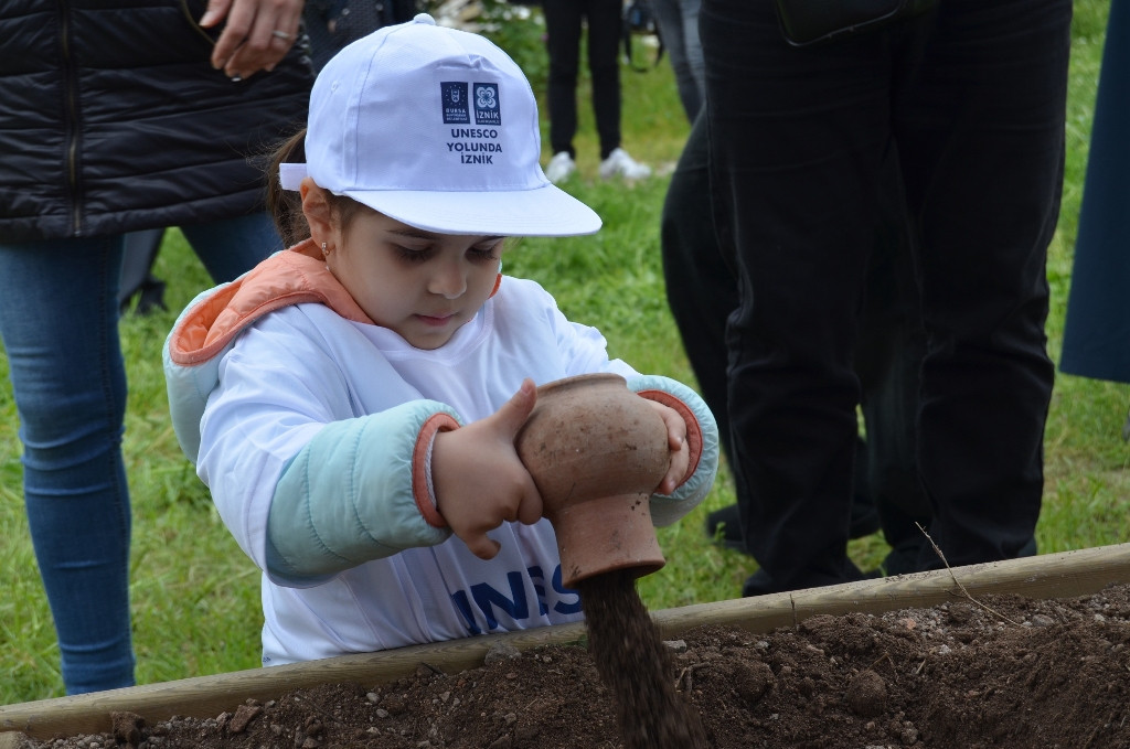 MİNİK ARKEOLOGLAR GÖREV BAŞINDA