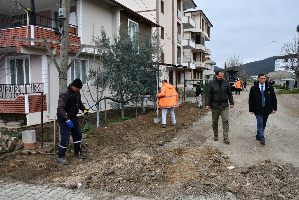 BAŞKAN USTA, KUZGUN SOKAKTA  YOL VE PARKE ÇALIŞMALARINI İNCELEDİ