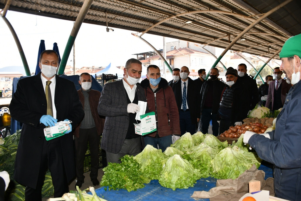 BAŞKAN USTA PAZARYERİNDE MASKE DAĞITIMI VE ÇORBA İKRAMINDA BULUNDU