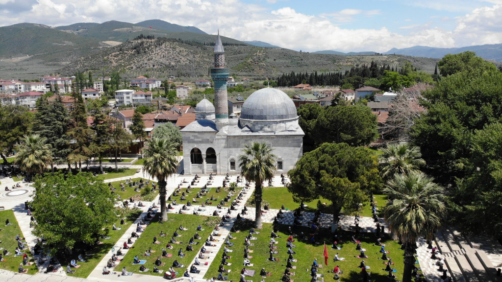 CORANA VİRÜS ENGELİ SONRASI İLK CUMA NAMAZI YEŞİL CAMİDE KILINDI
