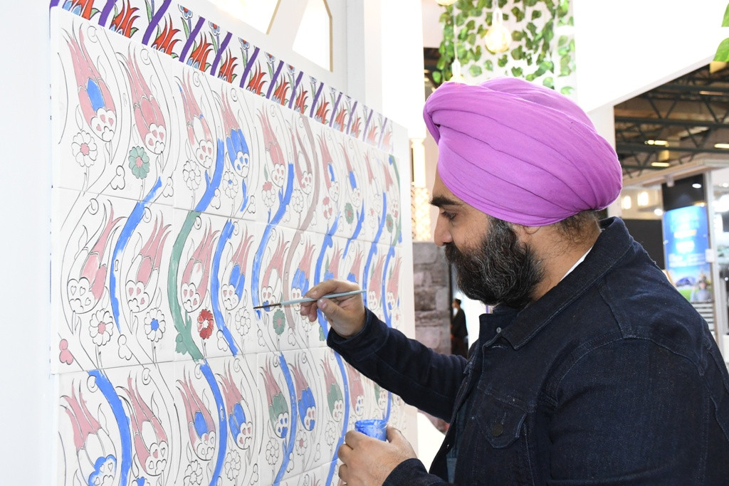 EMİTT 2022'DE BİNLERCE KİŞİ İZNİK ÇİNİSİ BOYADI