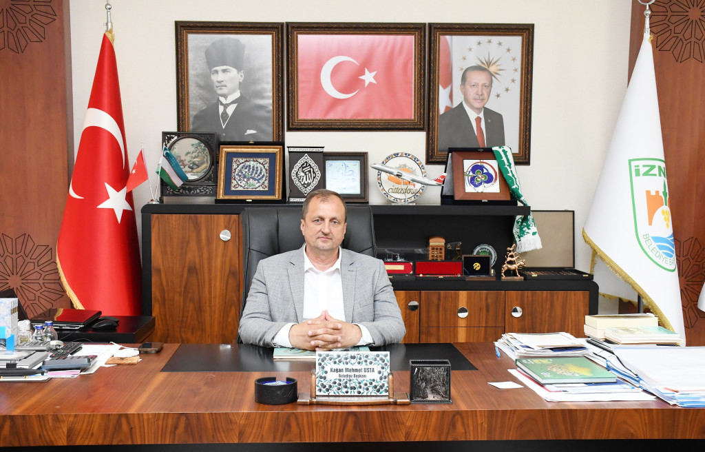 BAŞKAN USTA’DAN DÜNYA BANKASI OFİSİNE İZNİK ÇİNİSİ