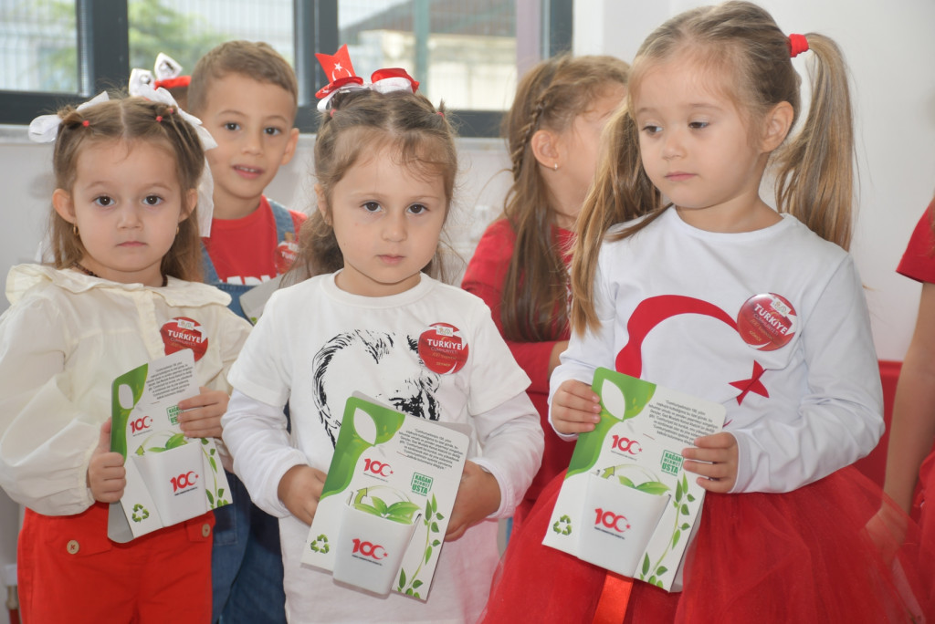 BAŞKAN USTA’DAN 100. YILDA TÜM ÖĞRENCİLERE ANLAMLI HEDİYE