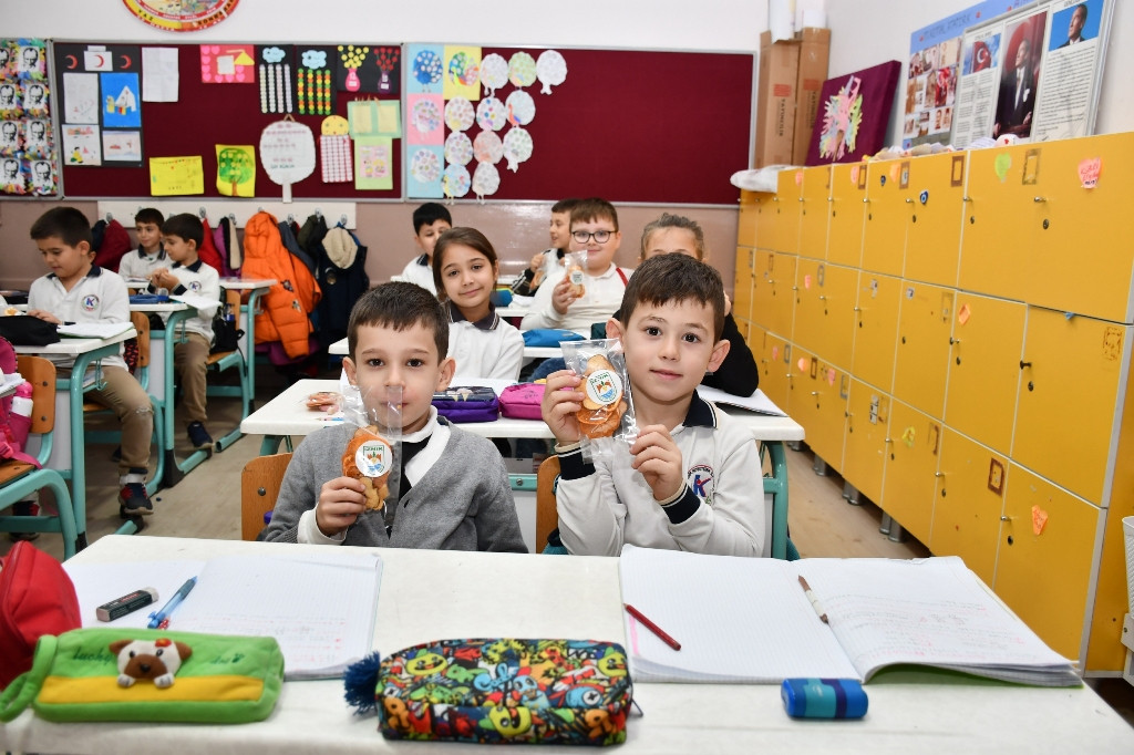BAŞKAN USTA’DAN ÖĞRENCİLERE YERLİ MALI HAFTASI HEDİYESİ
