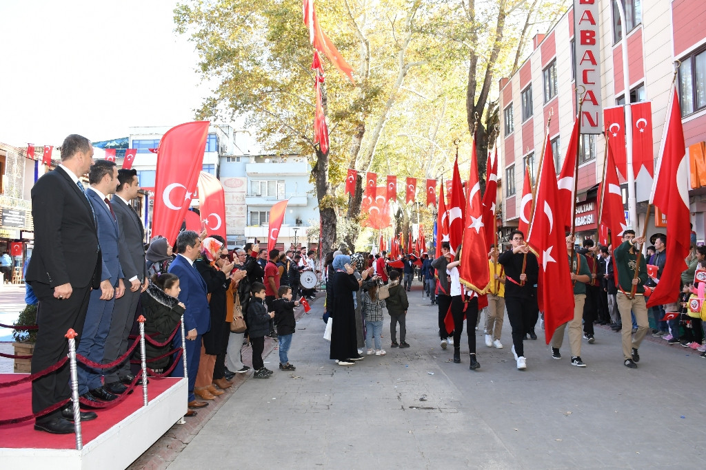 İZNİK’TE 99. YIL COŞKUSU