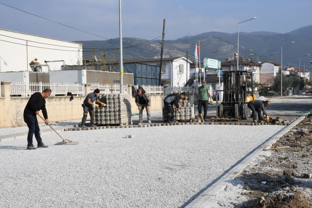 İZNİK’TE MERKEZDEN TAŞRAYA ÇALIŞMALAR ARALIKSIZ SÜRÜYOR