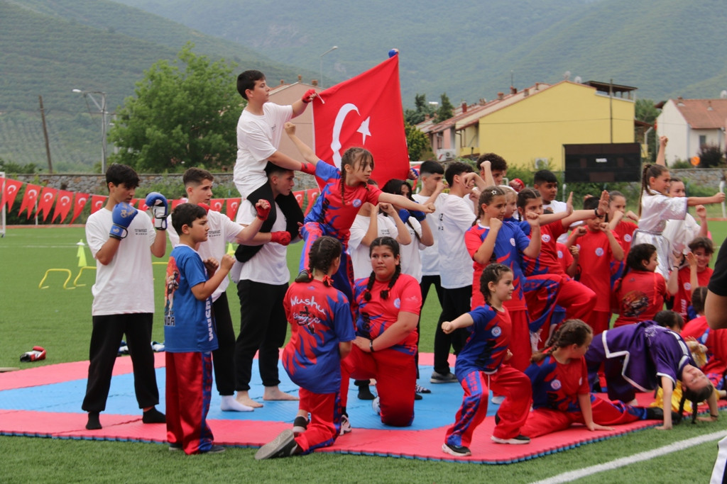 İZNİK’TE 19 MAYIS COŞKUYLA KUTLANDI
